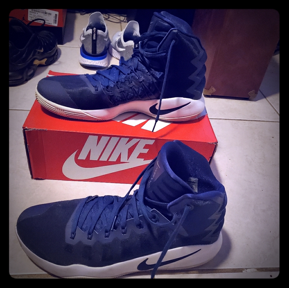 Basketball shoes